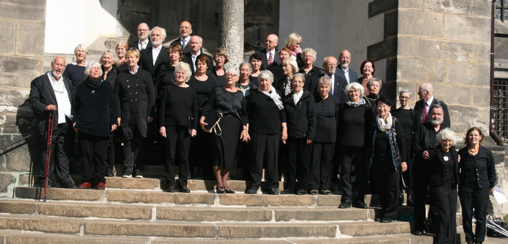 Die Sängerinnen und Sänger der Ökumenischen Senioren­kantorei auf den Stufen der Kirche St. Peter und Paul in Görlitz.
