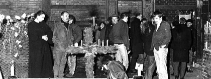 Mahnwache mit Kerzen an der Berliner Zionskirche im Jahr 1987