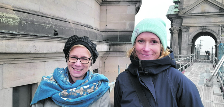 Sonja Tubbesing und Damaris Gorrisen auf dem Berliner Dom