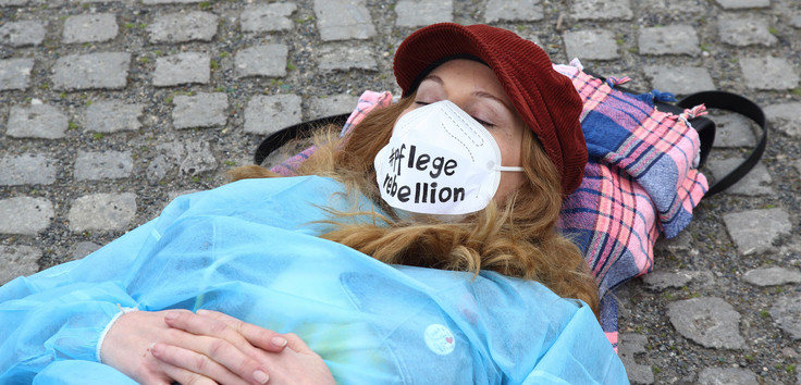Zum Tag der Pflege am 12. Mai ­machten ­Pfleger*innen mit einer „Sleep-In“-Protestaktion #Pflege­rebellion vor dem Bundestag auf Missstände im Pflegebereich aufmerksam. Foto: Jürgen Blume/epd