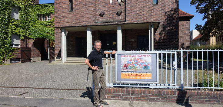 Martin Kühne steht vor einer Kirche